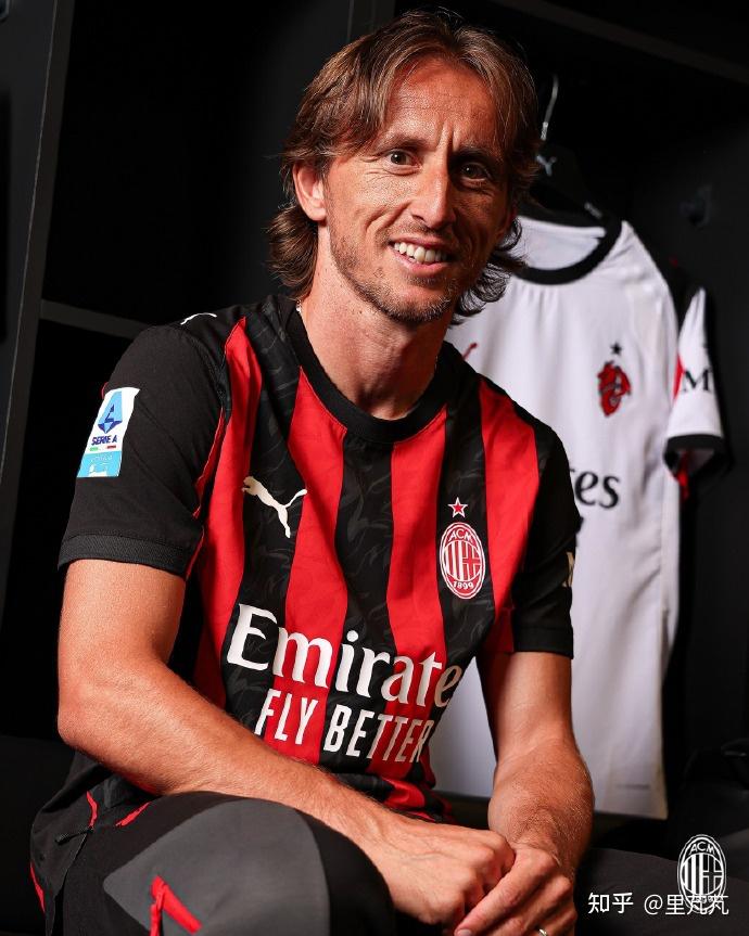 恩昆库加盟米兰后表现未达预期，面临舆论争议，需时间适应球队战术体系。