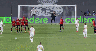 詹姆斯关键时刻连拿10分创赛季新高，头戴皇冠引球迷欢呼模仿